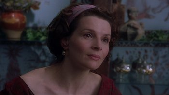 Movie still from “Chocolat” (2000), directed by Lasse Hallström – A person wearing a headband; Close Up shot, Over the shoulder angle