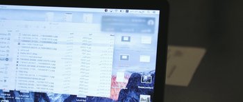 Movie still from “City of Ghosts” (2017), directed by Matthew Heineman – A computer screen with a computer screen with a picture of mountains; Extreme Close Up shot, Over the shoulder angle