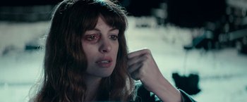 Movie still from “Colossal” (2016), directed by Nacho Vigalondo – A person holding a cell phone; Close Up shot, Over the shoulder angle
