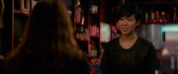 Movie still from “Colossal” (2016), directed by Nacho Vigalondo – Two women are talking to each other in a bar; Close Up shot, Over the shoulder angle