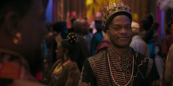 Movie still from “Coming 2 America” (2021), directed by Craig Brewer – A man wearing a crown in front of a crowd; Close Up shot, Over the shoulder angle