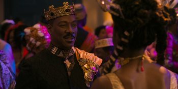 Movie still from “Coming 2 America” (2021), directed by Craig Brewer – A man wearing a crown standing in front of other people; Close Up shot, Over the shoulder angle