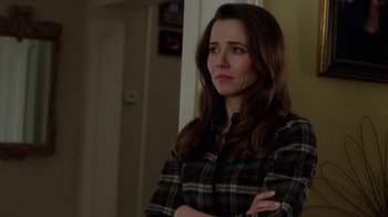 Movie still from “Daddy's Home” (2015), directed by Sean Anders – A woman standing with her arms crossed in front of a wall; Close Up shot, Over the shoulder angle