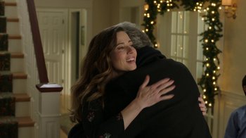 Movie still from “Daddy's Home 2” (2017), directed by Sean Anders – A woman is hugging a man in front of a christmas tree; Close Up shot, Over the shoulder angle