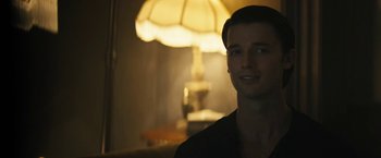 Movie still from “Daniel Isn't Real” (2019), directed by Adam Egypt Mortimer – A young man is standing in front of a lamp in a living room; Close Up shot, Over the shoulder angle