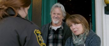 Movie still from “Deadfall” (2012), directed by Stefan Ruzowitzky – A man and a woman standing next to each other in front of a building; Close Up shot, Over the shoulder angle