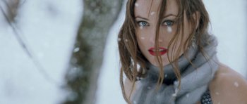 Movie still from “Deadfall” (2012), directed by Stefan Ruzowitzky – A person with long hair; Close Up shot, Over the shoulder angle