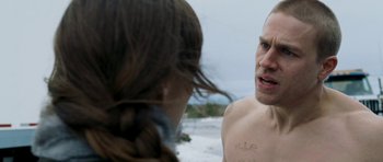 Movie still from “Deadfall” (2012), directed by Stefan Ruzowitzky – A man and a woman face to face on the beach; Close Up shot, Over the shoulder angle