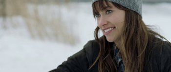 Movie still from “Deadfall” (2012), directed by Stefan Ruzowitzky – A person wearing a jacket and a hat; Close Up shot, Over the shoulder angle