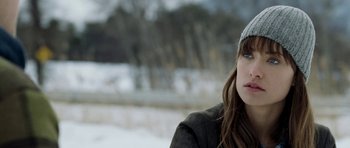 Movie still from “Deadfall” (2012), directed by Stefan Ruzowitzky – A person wearing a hat; Close Up shot, Over the shoulder angle