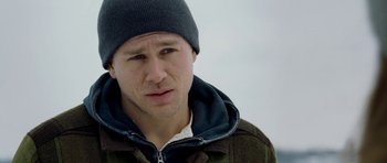 Movie still from “Deadfall” (2012), directed by Stefan Ruzowitzky – A person wearing a jacket and a hat; Close Up shot, Over the shoulder angle
