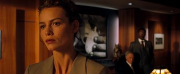 Movie still from “Deep Blue Sea” (1999), directed by Renny Harlin – A person in front of a television; Close Up shot, Over the shoulder angle