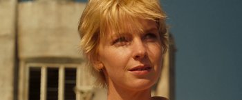 Movie still from “Deep Blue Sea” (1999), directed by Renny Harlin – A person with short blonde hair; Close Up shot, Low angle