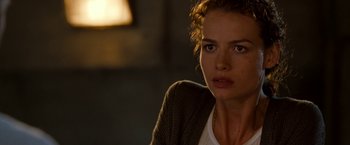 Movie still from “Deep Blue Sea” (1999), directed by Renny Harlin – A person sitting in a room; Close Up shot, Over the shoulder angle