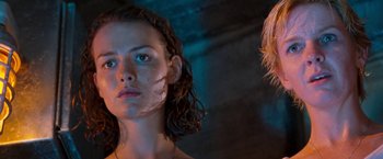 Movie still from “Deep Blue Sea” (1999), directed by Renny Harlin – A woman and a man standing next to each other; Close Up shot, Low angle