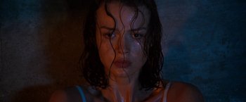 Movie still from “Deep Blue Sea” (1999), directed by Renny Harlin – A woman with wet hair is looking at the camera; Close Up shot, Overhead angle