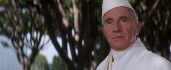 Movie still from “Demolition Man” (1993), directed by Marco Brambilla – An old man wearing a white hat standing in front of a tree; Close Up shot, Low angle