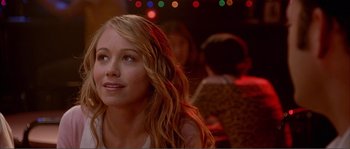 Movie still from “Dodgeball: A True Underdog Story” (2004), directed by Rawson Marshall Thurber – A woman sitting in front of a group of people; Close Up shot, Over the shoulder angle