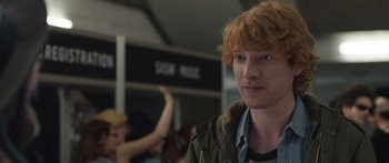 Movie still from “Frank” (2014), directed by Lenny Abrahamson – A man with red hair is standing in front of a crowd; Close Up shot, Over the shoulder angle