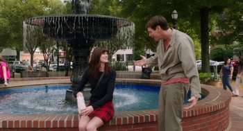 Movie still from “Dumb and Dumber To” (2014), directed by Peter Farrelly – A man and a woman sitting in front of a fountain; Wide shot, Over the shoulder angle