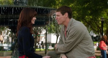 Movie still from “Dumb and Dumber To” (2014), directed by Peter Farrelly – A man and a woman sitting next to each other in front of a fountain; Medium shot, Over the shoulder angle