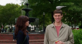 Movie still from “Dumb and Dumber To” (2014), directed by Peter Farrelly – A man and a woman standing in front of a fountain; Close Up shot, Over the shoulder angle