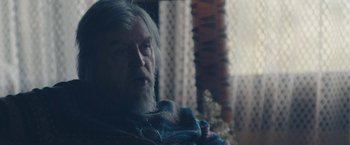 Movie still from “Endings, Beginnings” (2019), directed by Drake Doremus – An older man with a beard and a blue blanket; Close Up shot, Over the shoulder angle