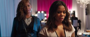 Movie still from “Girls Trip” (2017), directed by Malcolm D. Lee – Two women standing next to each other in front of a mirror; Close Up shot, Over the shoulder angle
