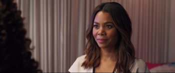 Movie still from “Girls Trip” (2017), directed by Malcolm D. Lee – A woman that is looking at the camera; Close Up shot, Over the shoulder angle