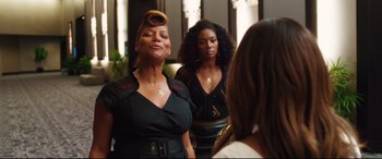 Movie still from “Girls Trip” (2017), directed by Malcolm D. Lee – Two women are standing in front of a mirror; Medium shot, Over the shoulder angle