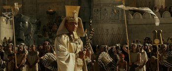 Movie still from “Exodus: Gods and Kings” (2014), directed by Ridley Scott – A man dressed as a pharaoh in front of a crowd of people; Medium shot, Low angle