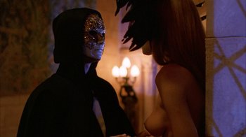 Movie still from “Eyes Wide Shut” (1999), directed by Stanley Kubrick – A couple of people standing next to each other in a room; Close Up shot, Over the shoulder angle