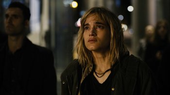 Movie still from “Fahrenheit 451” (2018), directed by Ramin Bahrani – A woman with long blonde hair is looking at the camera; Close Up shot, Over the shoulder angle