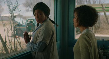 Movie still from “Fast Color” (2018), directed by Julia Hart – Two women standing next to each other in front of a window; Medium shot, Over the shoulder angle