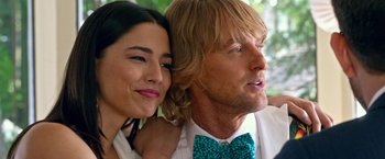 Movie still from “Father Figures” (2017), directed by Lawrence Sher – A man and a woman posing for a picture; Close Up shot, Over the shoulder angle