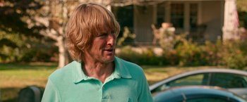 Movie still from “Father Figures” (2017), directed by Lawrence Sher – A person with long blonde hair; Close Up shot, Over the shoulder angle
