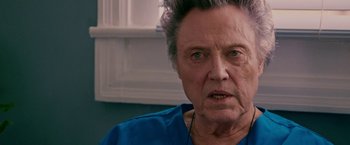Movie still from “Father Figures” (2017), directed by Lawrence Sher – An older woman in a blue shirt is looking at the camera; Close Up shot, Over the shoulder angle