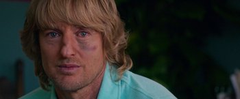 Movie still from “Father Figures” (2017), directed by Lawrence Sher – A person with long blonde hair; Close Up shot, Over the shoulder angle