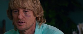 Movie still from “Father Figures” (2017), directed by Lawrence Sher – A person with long blonde hair; Close Up shot, Over the shoulder angle