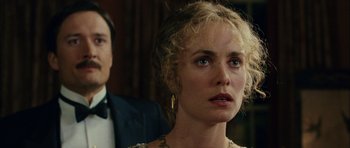 Movie still from “Finding Neverland” (2004), directed by Marc Forster – A person wearing a suit and tie; Close Up shot, Over the shoulder angle