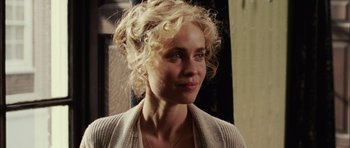 Movie still from “Finding Neverland” (2004), directed by Marc Forster – A person with curly hair; Close Up shot, Over the shoulder angle