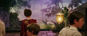 Movie still from “Finding Neverland” (2004), directed by Marc Forster – Two children are looking at a painting in a museum; Wide shot, Over the shoulder angle
