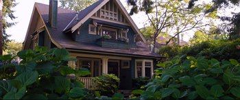 Movie still from “Good Boys” (2019), directed by Gene Stupnitsky – A house with a porch and a balcony in the middle of the yard; Wide shot, Low angle