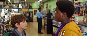 Movie still from “Good Boys” (2019), directed by Gene Stupnitsky – Two people are talking in a movie theater; Medium shot, Over the shoulder angle