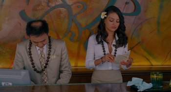 Movie still from “Forgetting Sarah Marshall” (2008), directed by Nicholas Stoller – A man and a woman standing in front of a counter; Medium shot, Over the shoulder angle