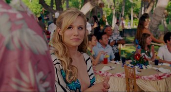 Movie still from “Forgetting Sarah Marshall” (2008), directed by Nicholas Stoller – A beautiful blond woman sitting in front of a group of people; Close Up shot, Over the shoulder angle