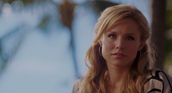 Movie still from “Forgetting Sarah Marshall” (2008), directed by Nicholas Stoller – A person with long blonde hair; Close Up shot, Over the shoulder angle
