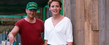Movie still from “Free Willy” (1993), directed by Simon Wincer – A woman standing next to a man wearing a green hat; Medium shot, Low angle