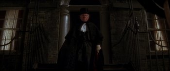 Movie still from “From Hell” (2001), directed by Allen Hughes – An old man dressed in a top hat and a long black coat; Medium shot, Low angle