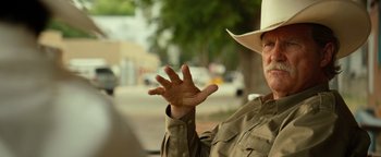 Movie still from “Hell or High Water” (2016), directed by David Mackenzie – A man wearing a cowboy hat is holding his hand out; Close Up shot, Over the shoulder angle